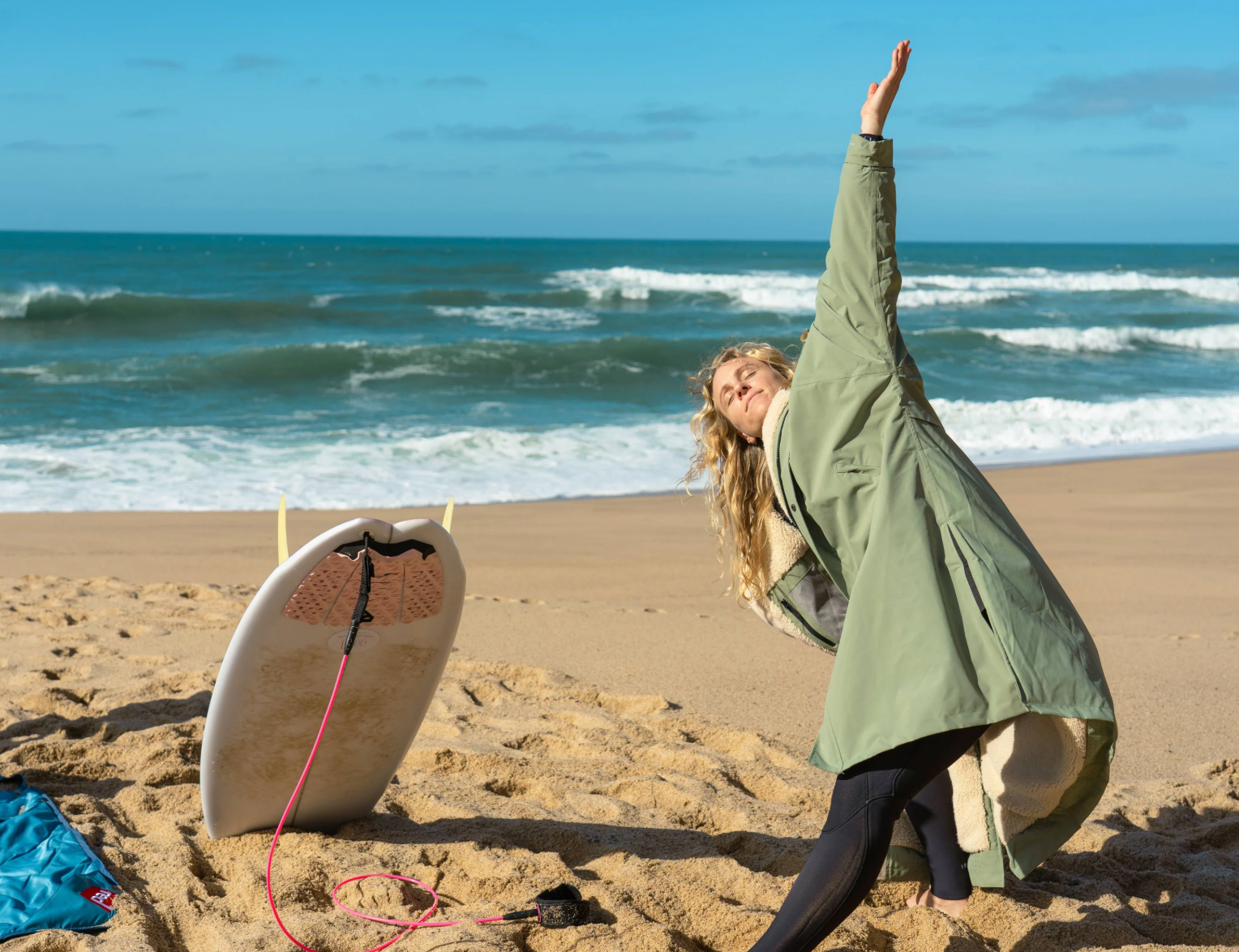 Red Paddle - Luxury Long Sleeve Waterproof Dry Change Robe - unisex - Alter Evo